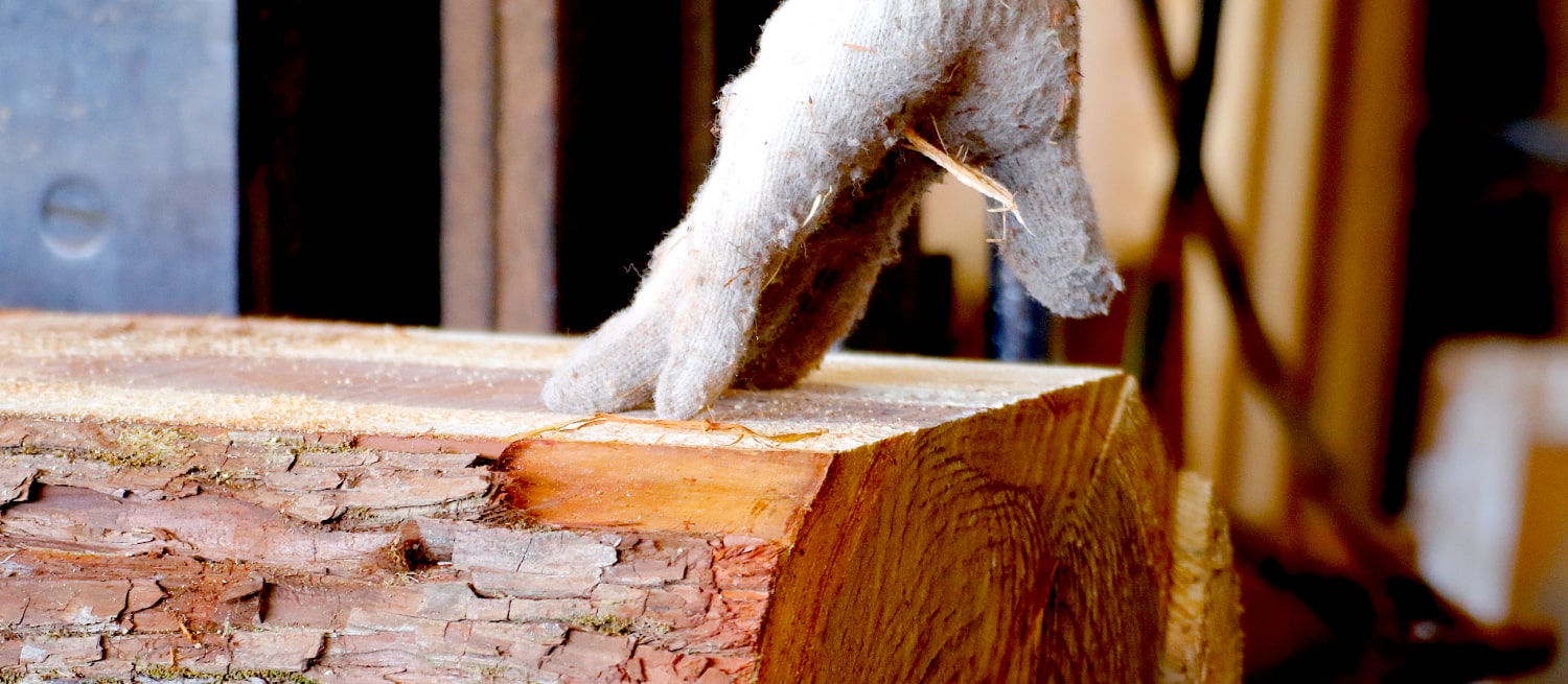 職人がヤクイタを制作している様子