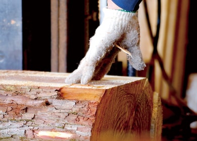 丸太をカットする様子