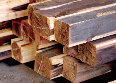 角材として並べられたヤクイタ材