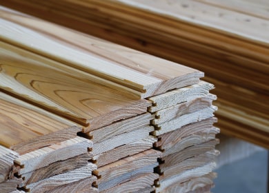 薄くカットされきれいに並べられたヤクイタ