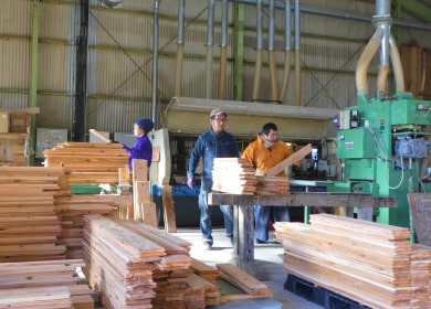 ヤクイタを制作する加工場