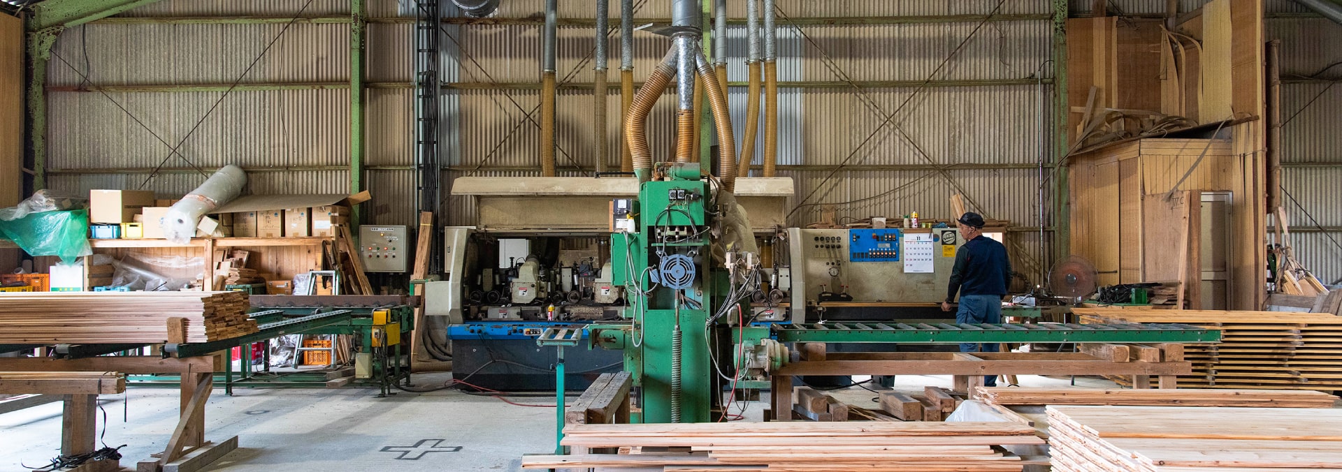 ヤクイタを制作する工場