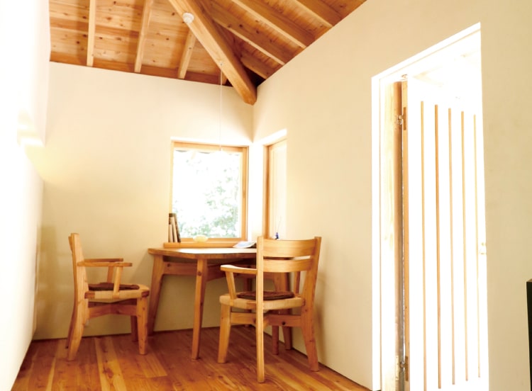 ヤクイタで作られた部屋の内装