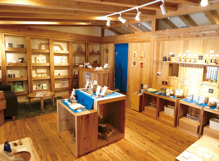 ヤクイタで作られたショップの内装